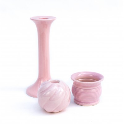 Zestaw różowej ceramiki.